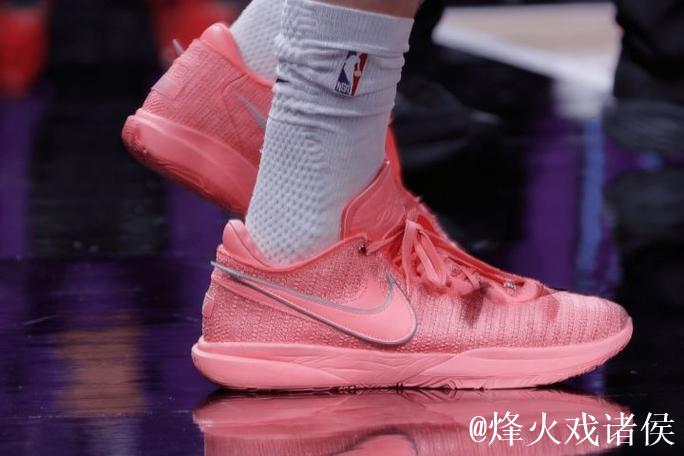 马尔卡宁脚踏粉色Lebron20，狂砍33分16篮板展现绝佳篮板嗅觉